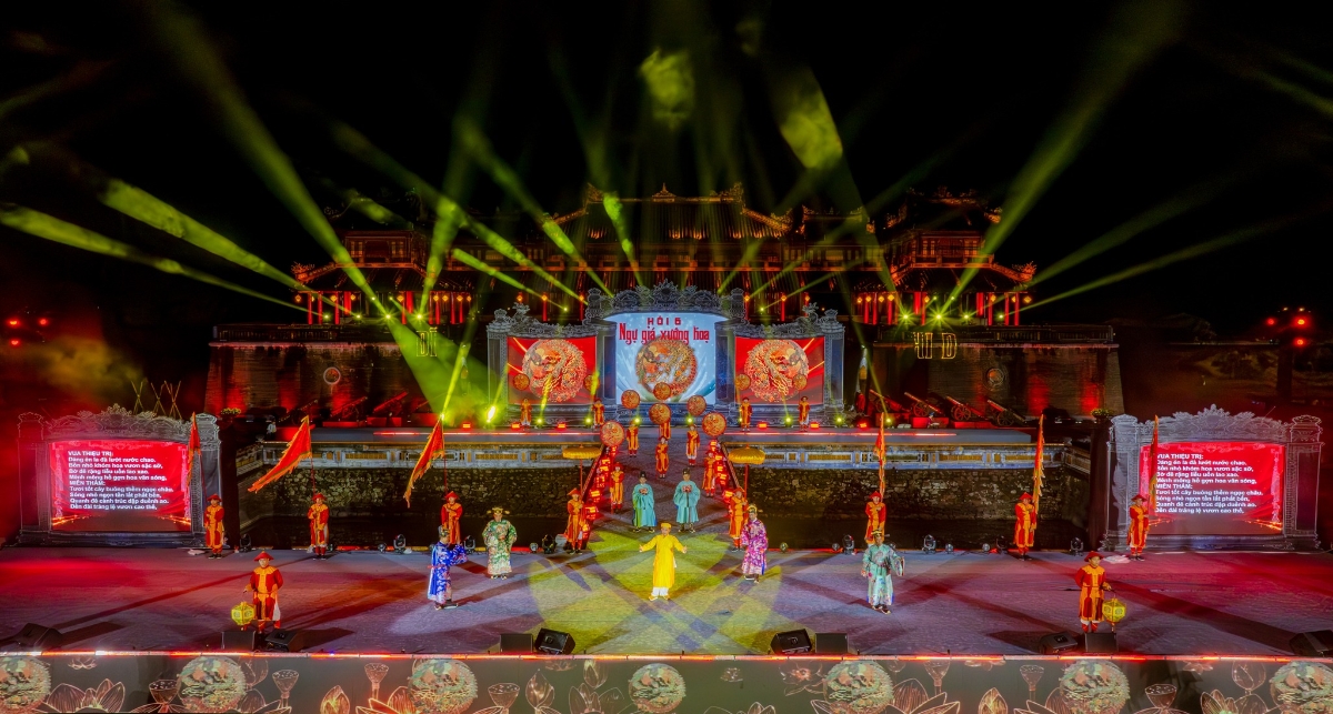 Sân khấu ngoài trời bên Ngọ Môn rực rỡ trong đêm Rằm tháng Giêng.