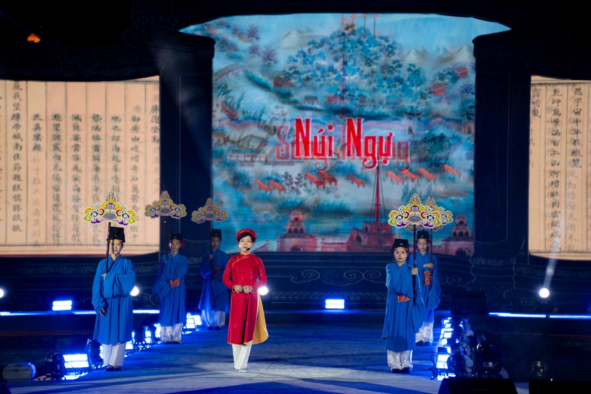 Các tiết mục được dàn dựng theo mạch truyện xuyên suốt từ thơ ca cung đình.