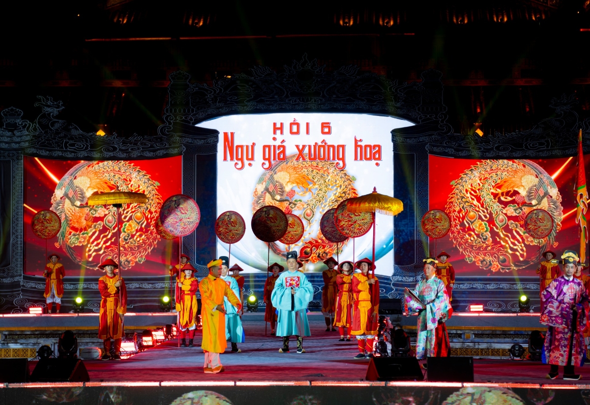 Chương trình nghệ thuật “Thi dĩ ngôn chí” diễn ra tại Quảng trường Ngọ Môn – Đại Nội Huế.