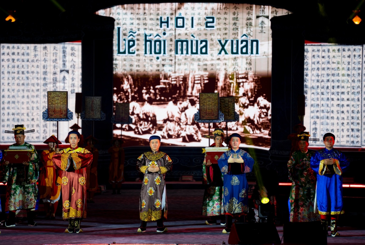 Không gian sân khấu được dàn dựng công phu giữa lòng Huế cổ kính.