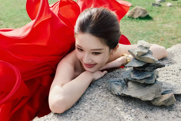 Triệu Lộ Tư khoe vẻ đẹp cuốn hút trong bộ ảnh mới, thu hút hàng triệu lượt tương tác