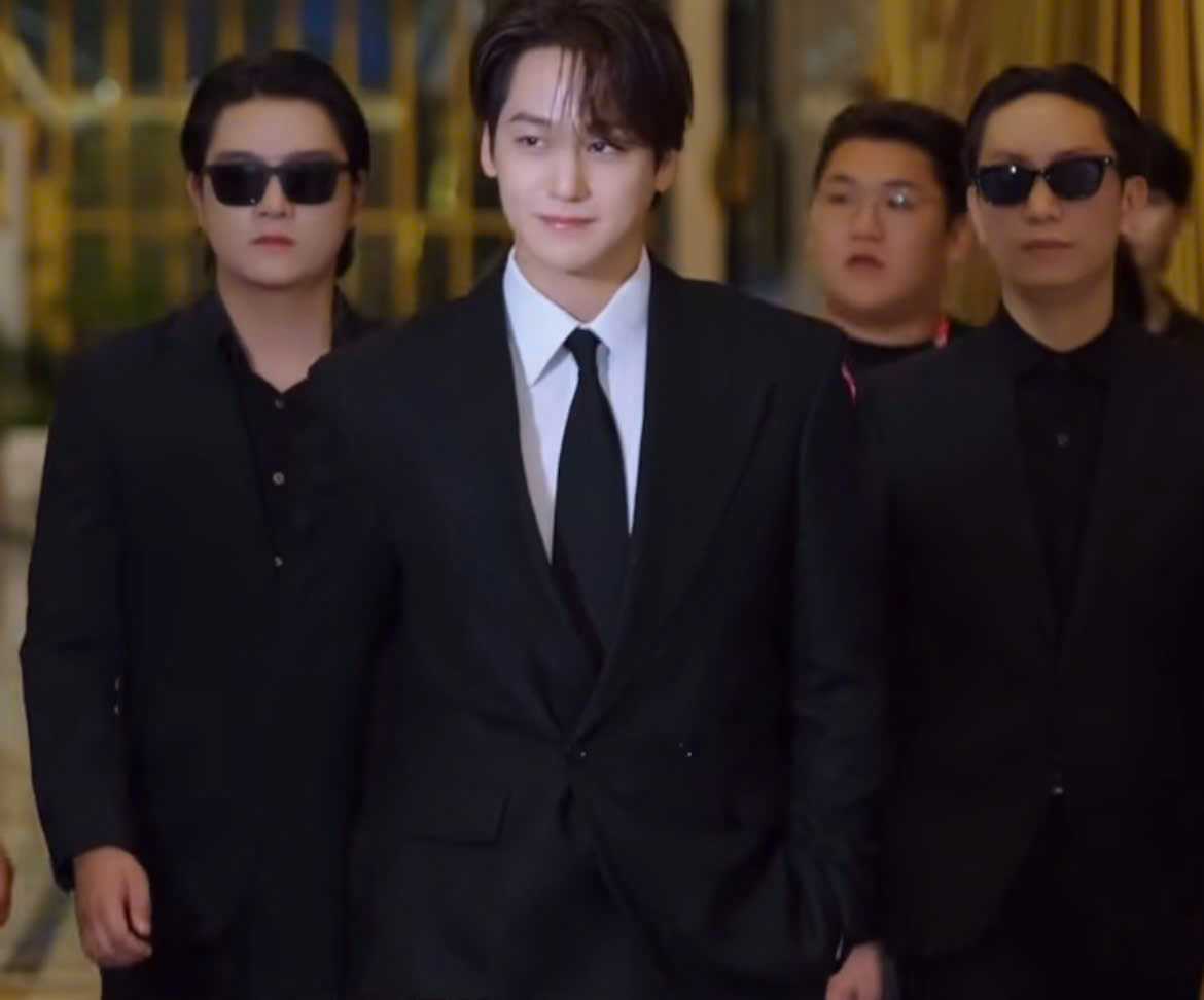 Danh tính 2 vệ sĩ người Việt đi cùng Kim Bum tại Beauty Summit 2026 gây chú ý: Đều là gương mặt triệu view trên mạng xã hội
