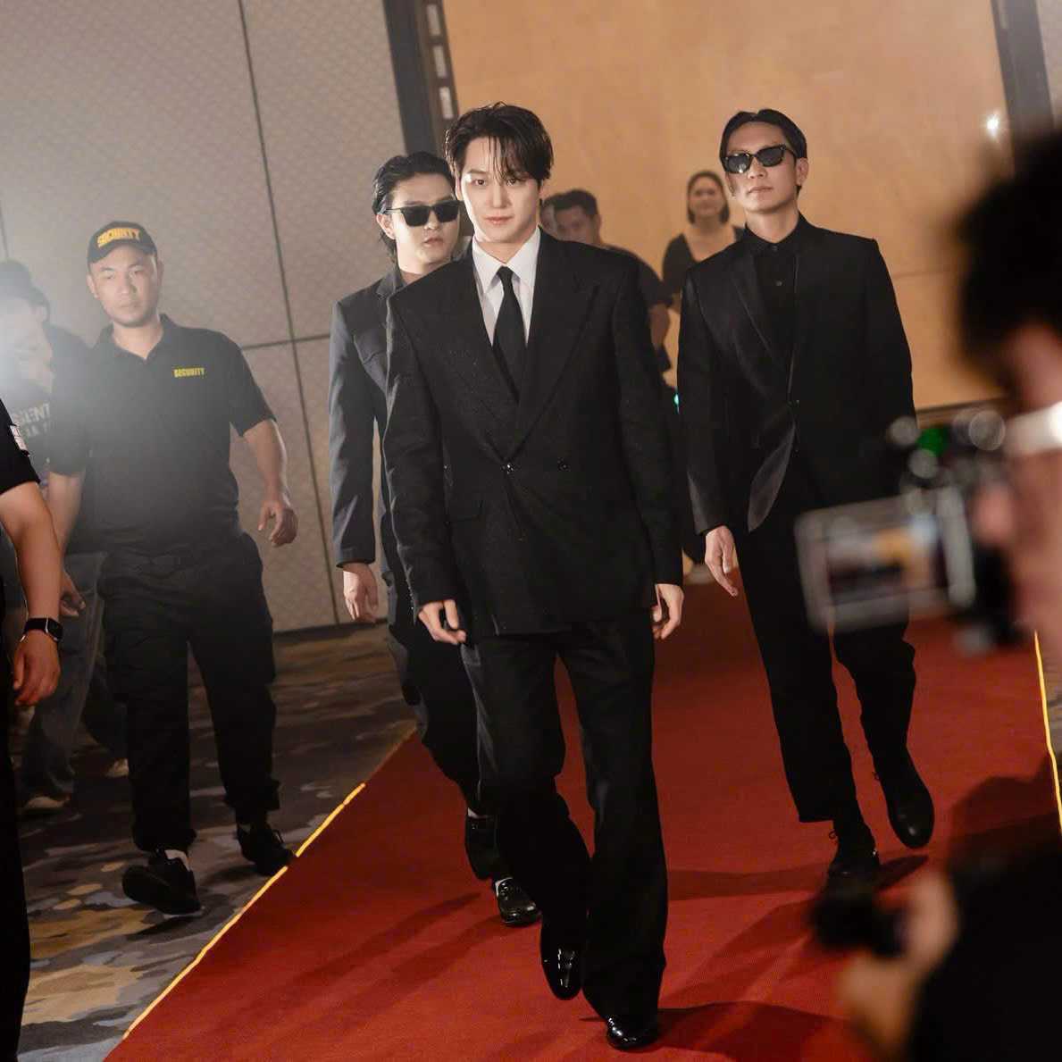 Danh tính 2 vệ sĩ người Việt đi cùng Kim Bum tại Beauty Summit 2026 gây chú ý: Đều là gương mặt triệu view trên mạng xã hội
